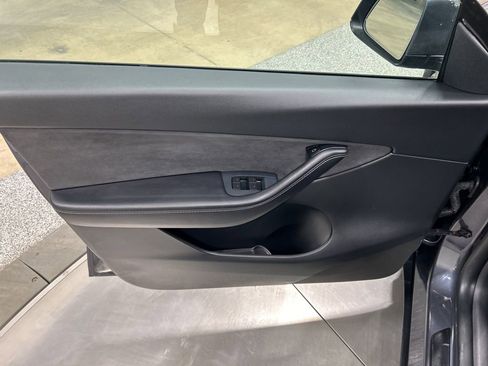 Used 2021 Tesla Model Y Long Range image 11