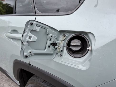 Used 2019 Toyota RAV4 XLE w/ Convenience Package FWD image 12