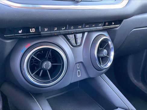 Used 2025 Chevrolet Blazer LT image 32