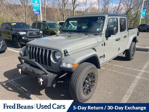 Used 2023 Jeep Gladiator Sport image 3