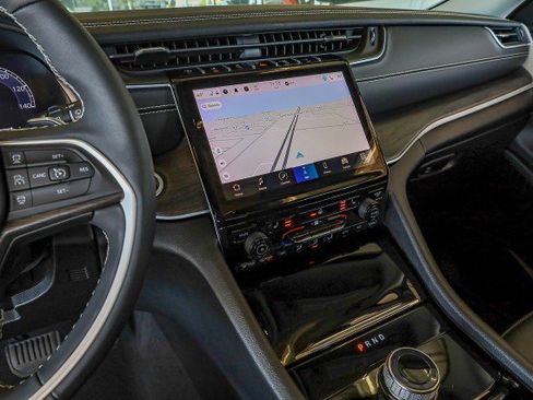 Used 2023 Jeep Grand Cherokee Limited image 12