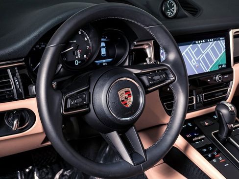 Certified 2025 Porsche Macan image 18