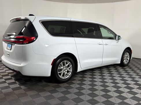 Used 2024 Chrysler Pacifica Touring-L FWD image 7