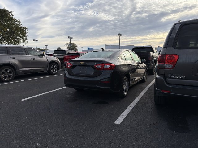 Used 2017 Chevrolet Cruze LT w/ Convenience Package FWD image 2
