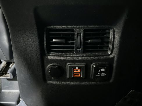 Used 2019 Nissan Titan SV w/ SV Convenience Package RWD image 18