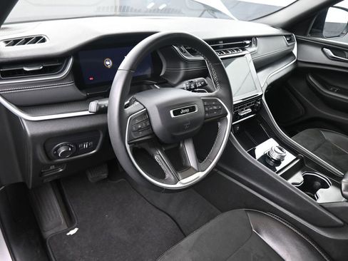 Used 2024 Jeep Grand Cherokee Altitude image 46