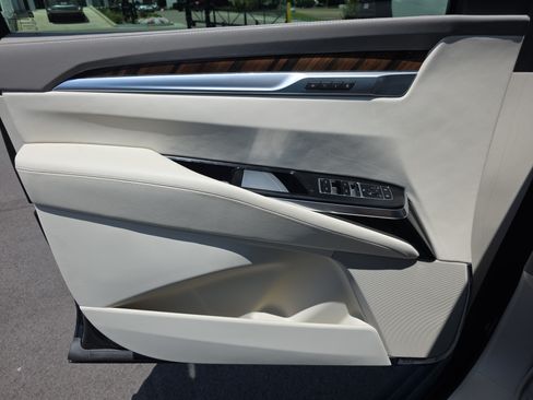 Used 2026 Cadillac Escalade Platinum Sport w/ LPO, Floor Liner Package AWD/4WD image 19