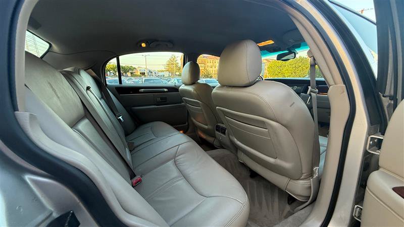 Used 2004 Lincoln Town Car Ultimate RWD image 12