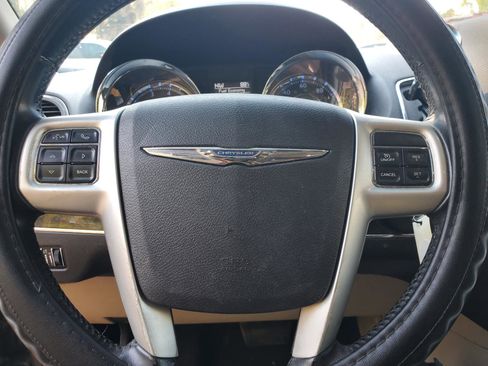 Used 2015 Chrysler Town & Country Touring image 17