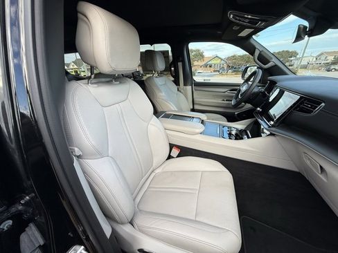 Certified 2025 Jeep Wagoneer Series III w/ Premium Group I image 12