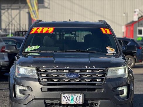 Used 2017 Ford Explorer XLT image 2