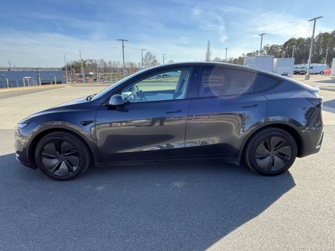 Used 2026 Tesla Model Y AWD image 7