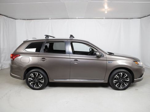 Used 2018 Mitsubishi Outlander SEL image 2