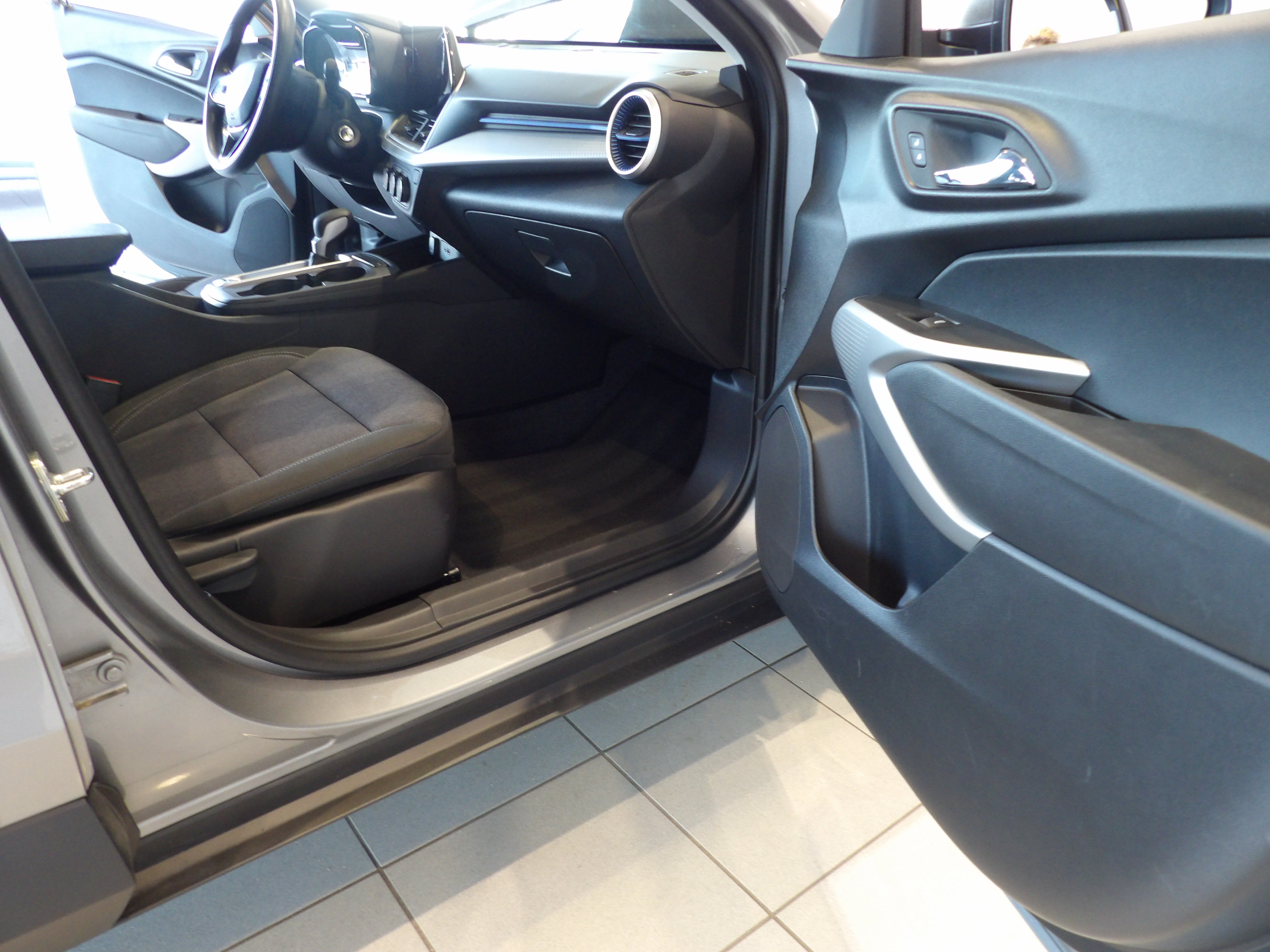 Used 2024 Chevrolet Trax LS FWD image 17
