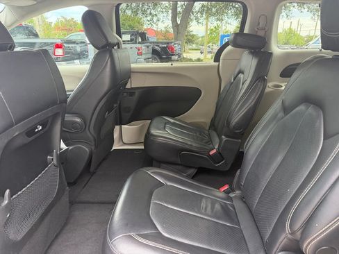 Used 2022 Chrysler Pacifica Touring-L FWD image 12