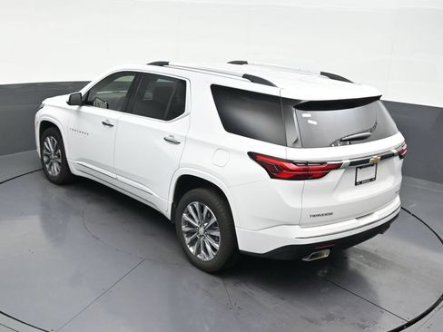 Used 2023 Chevrolet Traverse Premier FWD image 18
