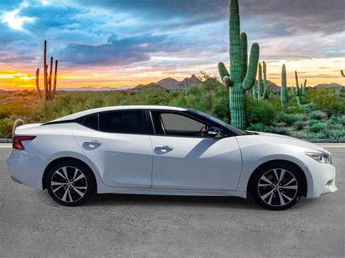 Used 2017 Nissan Maxima Platinum image 2