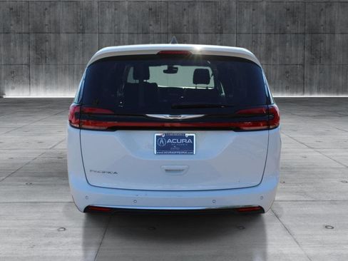 Used 2024 Chrysler Pacifica Touring-L FWD image 4