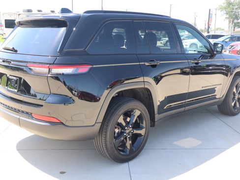 Used 2025 Jeep Grand Cherokee Altitude AWD/4WD image 5