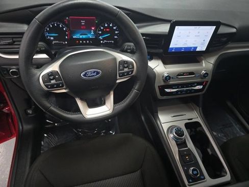 Used 2024 Ford Explorer XLT AWD/4WD image 18