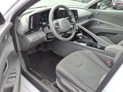 Used 2025 Hyundai Elantra Hybrid FWD image 17