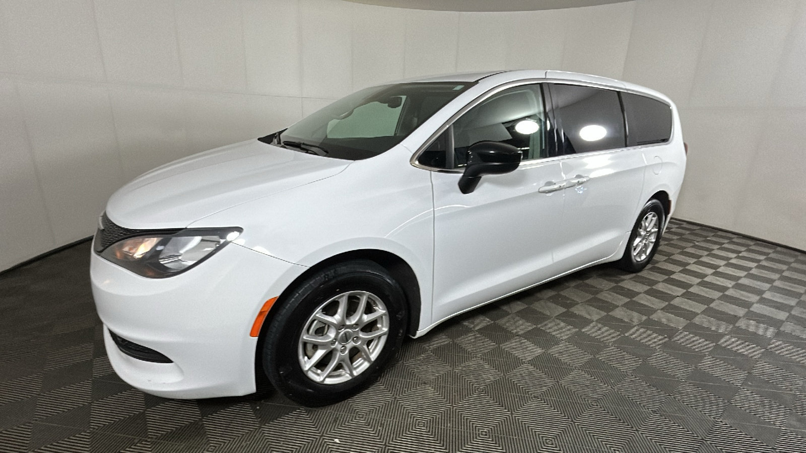 Used 2024 Chrysler Voyager LX FWD image 7