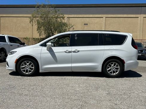 Used 2022 Chrysler Pacifica Touring-L image 2