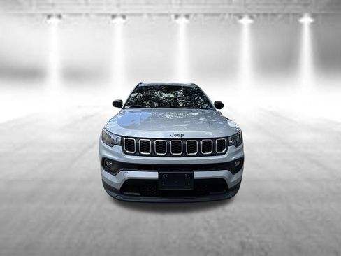 Used 2024 Jeep Compass Latitude AWD/4WD image 2