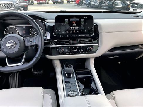 Used 2025 Nissan Pathfinder SL AWD/4WD image 9