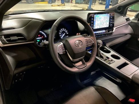 Used 2024 Toyota Sienna XLE Woodland Edition image 16