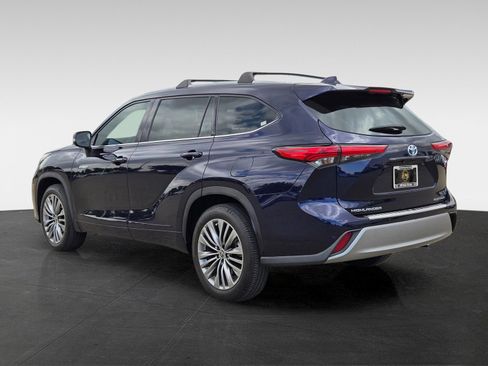 Used 2021 Toyota Highlander Platinum FWD image 6