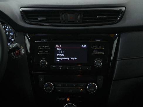 Used 2017 Nissan Rogue SV w/ Midnight Edition Package image 15