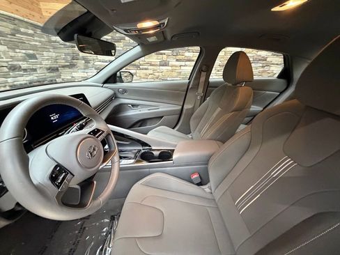 Used 2023 Hyundai Elantra SEL w/ Convenience Package image 11