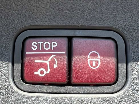 Used 2025 Mercedes-Benz GLC 300 4MATIC image 14