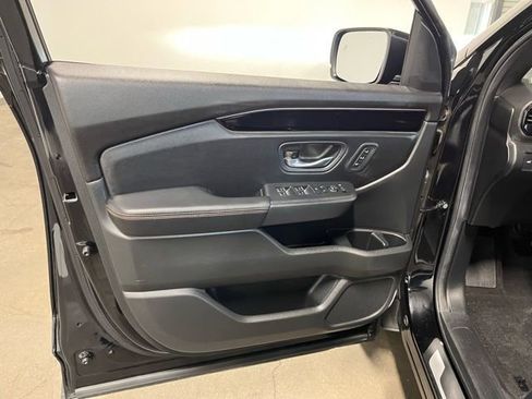 Used 2025 Honda Pilot TrailSport image 23