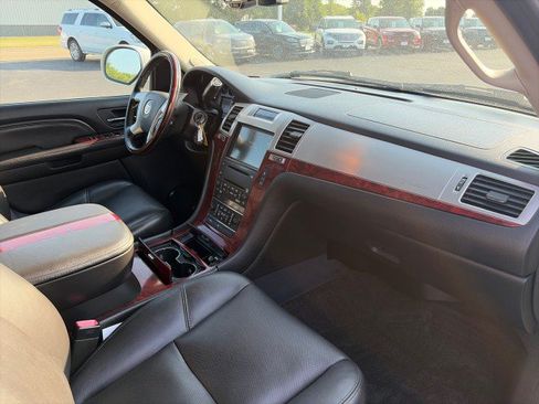 Used 2007 Cadillac Escalade AWD w/ Information Package image 21