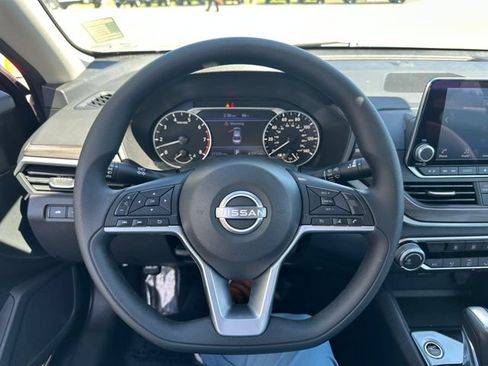 Used 2025 Nissan Altima 2.5 SV FWD image 12
