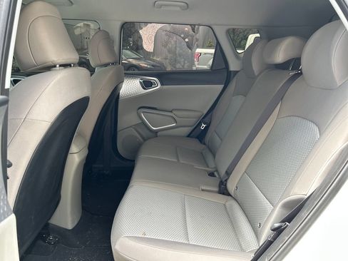 Used 2025 Kia Soul LX w/ LX Technology Package FWD image 14