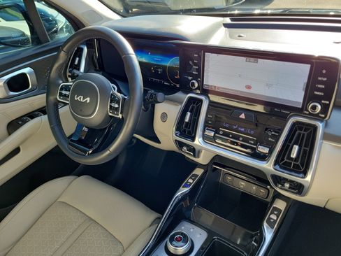 Certified 2022 Kia Sorento SX Prestige w/ Panoramic Sunroof Package AWD/4WD image 8