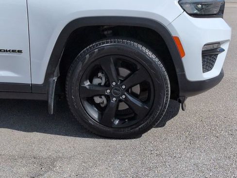 Used 2023 Jeep Grand Cherokee Limited w/ Black Appearance Package AWD/4WD image 11