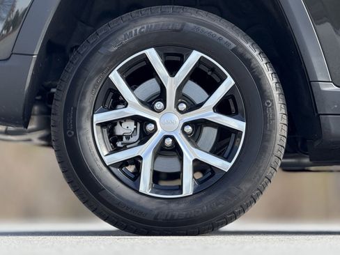 Used 2023 Jeep Grand Cherokee Limited image 19