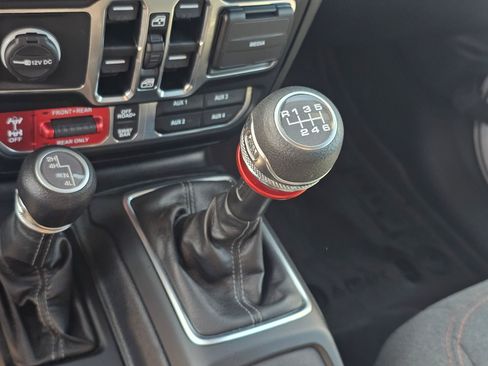 Used 2024 Jeep Wrangler Unlimited Rubicon w/ Technology Group AWD/4WD image 30