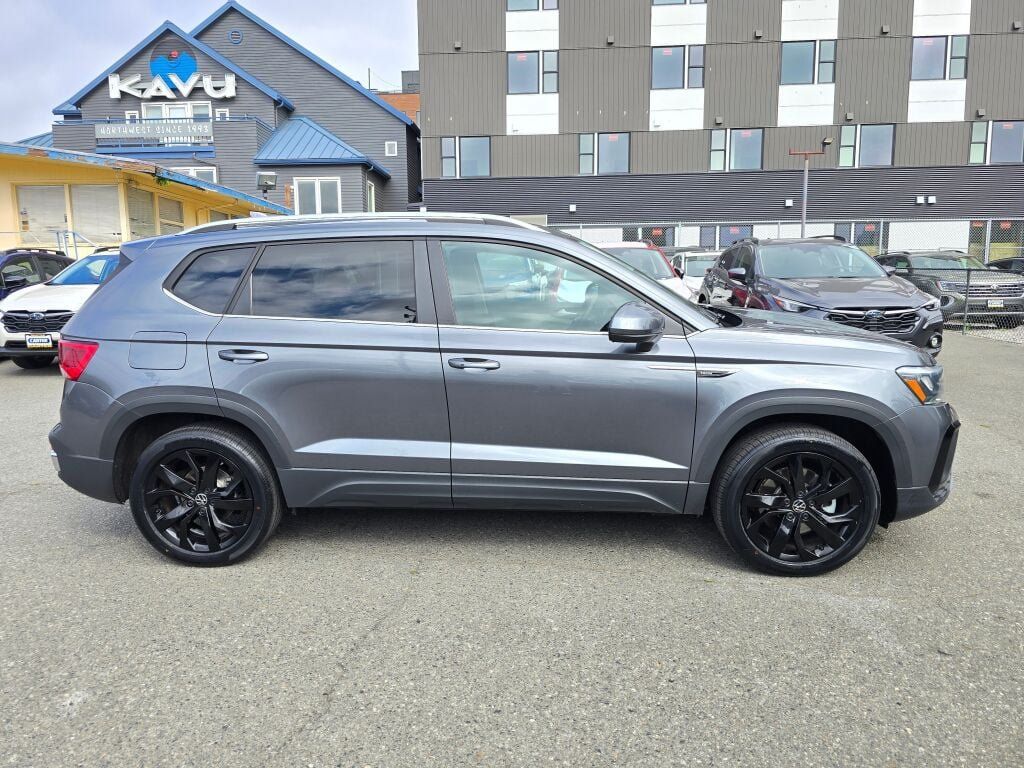 Used 2022 Volkswagen Taos SE w/ IQ.Drive SE Package AWD/4WD image 2