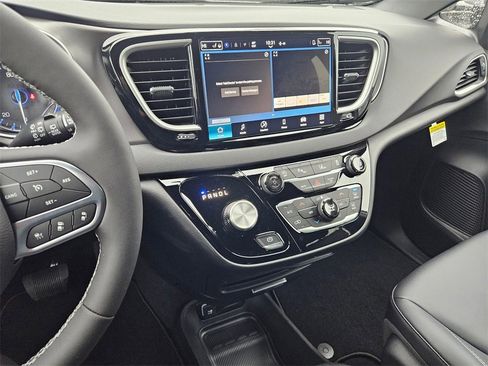 New 2026 Chrysler Voyager LX image 19