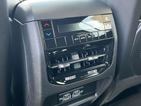 New 2025 Jeep Grand Cherokee L Laredo image 18