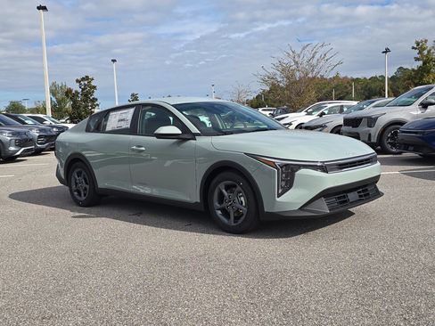 New 2025 Kia K4 LXS image 2
