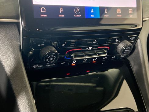 Used 2023 Jeep Grand Cherokee Limited w/ Black Appearance Package image 16