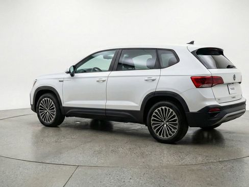 Used 2025 Volkswagen Taos SE image 6