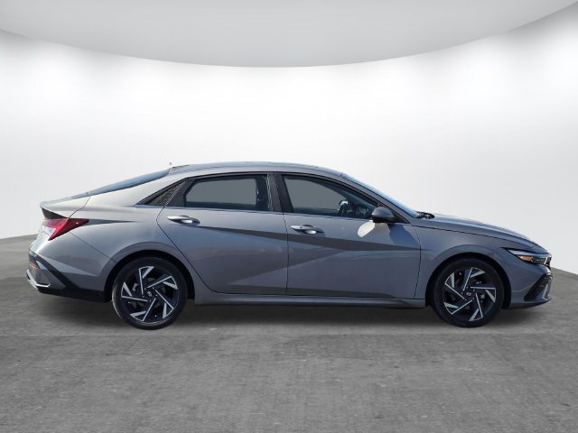 Used 2024 Hyundai Elantra SEL w/ Convenience Package FWD image 2