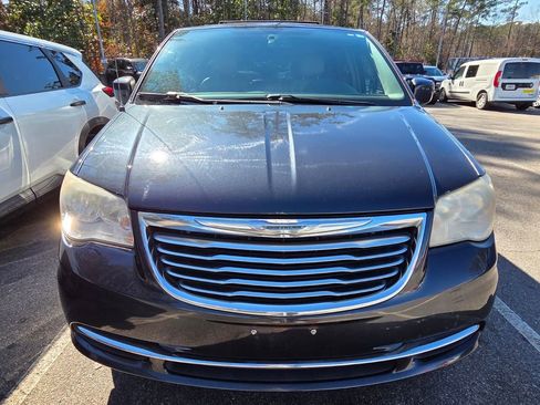 Used 2014 Chrysler Town & Country Touring image 2